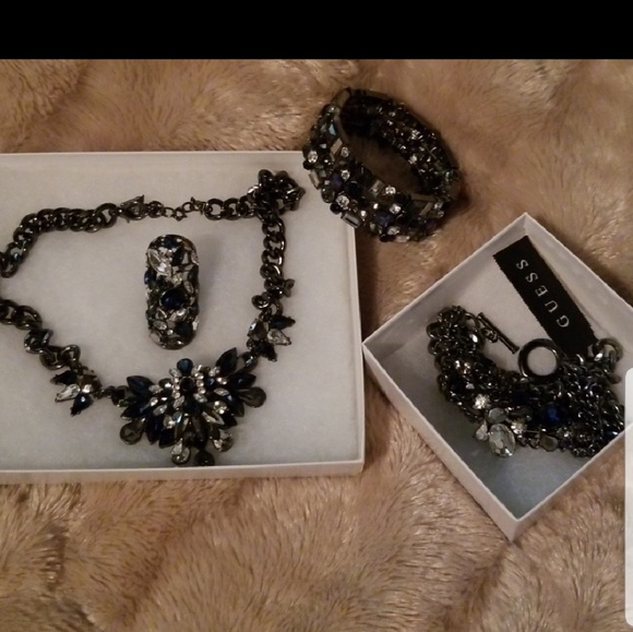 Guess ring - Picture 3 of 3